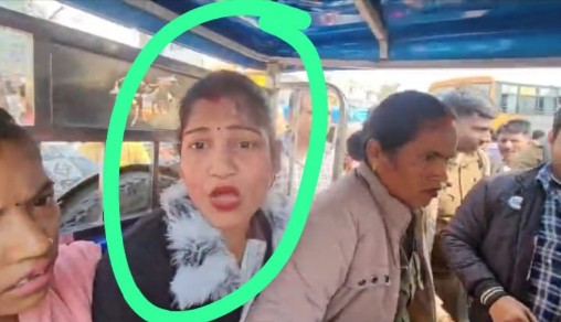 लुटेरी दुल्हन का एक लाख रुपये लेकर भागने की कोशिश पकड़ाई, महिलाओं ने की पिटाई   शादी के नाम पर सौदेबाज़ी का सनसनीखेज मामला, मऊ रोडवेज परिसर में हड़कंप।